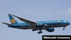 A Vietnam Airlines Boeing 777-2Q8/ER on short finals to Singapore Changi Airport 