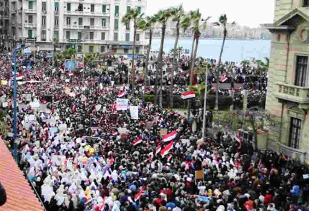 Congregación de manifestantes para exigir la retirada final de Mubarak.