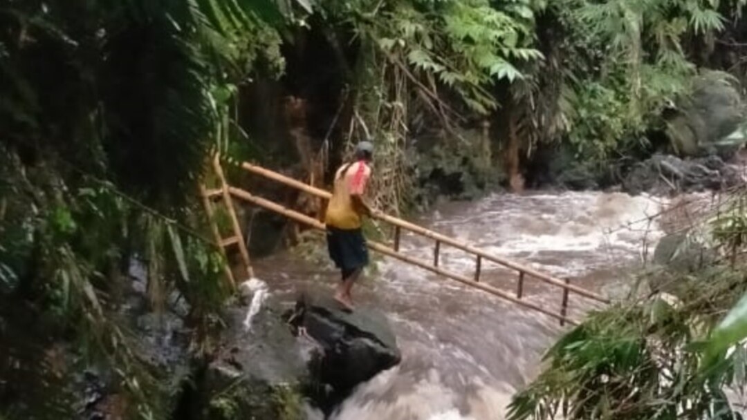 Lebih dari 250 siswa jatuh ke Sungai Sembor yang meluap ketika sedang melaksanakan kegiatan menyusuri sungai di Sleman, DI Yogyakarta. Courtesy : BNPB.