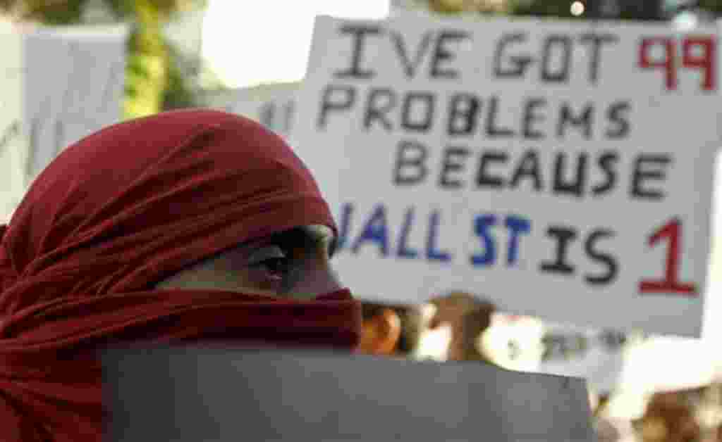 Una manifestante anti-Wall Street marcha en el centro de Los Angeles.