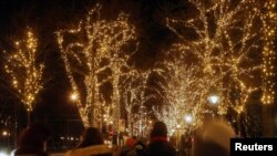 Des arbres illuminés dans les rues de Vienne en Autriche, 13 décembre 2016. REUTERS/Heinz-Peter