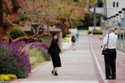 Seorang wisudawan bersiap mengambil foto dengan toga di kampus Universitas Negeri San Diego yang terlihat lengang di tengah pandemi COVID-19, 13 Mei 2020. (Foto: dok)