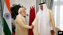 Poignée de main entre l'émir du Qatar, cheikh Tamim ben Hamad Al-Thani, à droite, et le Premier ministre indien Narendra Modi, à Doha, au Qatar, 5 juin 2016.