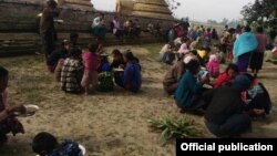 ရခိုင္ျပည္နယ္အတြင္း ျဖစ္ပြားခဲ့ေသာ တိုုက္ပြဲမ်ားေၾကာင့္ တိမ္းေရွာင္ထြက္ေျပးလာခဲ့ၾကေသာ စစ္ေရွာင္မ်ား။ (မွတ္တမ္း ဓာတ္ပံု-Rakhine Ethnics Congress)