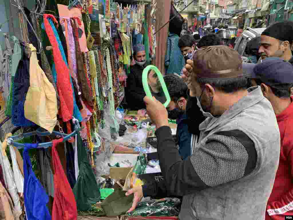 بھارتی کشمیر میں لگ بھگ دو سال سے مختلف پابندیاں عائد تھیں جس کی وجہ سے عوامی اجتماعات پر پابندی تھی۔ 