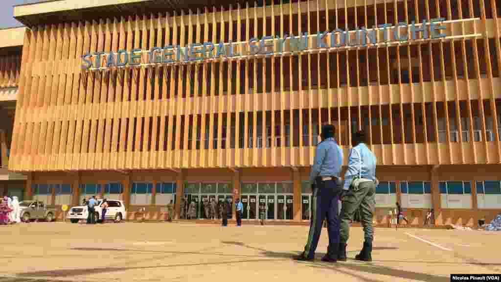 Forte sécurité aux abords du stade Seyni Kountché de Niamey pour le meeting Mahamadou Issoufou, le 18 février 2016&nbsp;(VOA/Nicolas Pinault)