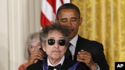 Le 29 mai 2012, le président Barack Obama a décerné la Médaille de la Liberté à Bob Dylan.