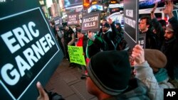 Eric Garner murió en las afueras de una tienda tras ser arrestado por supuestamente estar vendiendo cigarrillos sueltos en Nueva York.