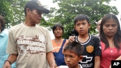 Para anggota keluarga Mary Jane Veloso, terpidana hukuman mati asal Filipina, tiba di pelabuhan feri Wijayapura untuk menyeberang ke Nusakambangan (25/4). (AP/Wagino)