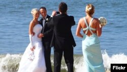 FILE - A newly married couple poses for photographs. (Courtesy Barry Thomas)