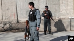 Cảnh sát Afghanistan tại hiện trường sau một vụ nổ bom ở Kabul.