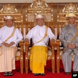 Former Burmese President Thein Sein, center, former Vice Presidents Thiha Thura Tin Aung Myint Oo, left, and Sai Mauk Khan Maung Ohn pose for photos at the presidential house in Naypyitaw, Burma (File Photo - March 31, 2011)