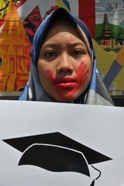 Seorang aktivis anti-kekerasan terhadap perempuan dalam unjuk rasa memprotes pelecehan dan kekerasan perempuan di kampus, di luar kantor Kementerian Pendidikan dan Kebudayaan, 10 Februari 2020. (Foto: AFP)