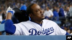 El dominicano juan Uribe saluda al público luego de pegar jonrón de dos carreras que significó la victoria sobre los Bravos de Atlanta en el cuarto juego de la serie.