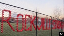 Letrero hecho con vasos plásticos que lee "Rockville Strong" (Fuerza Rockville) en la secundaria Rockville en Maryland, el 23 de marzo.