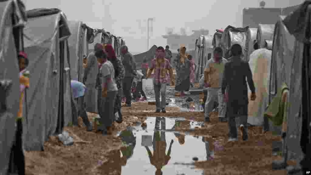 اردوگاه پناهندگان کردهای سوری که از کوبانی فرار کرده اند در ترکيه - ۱۹ مهرماه ۱۳۹۳ 