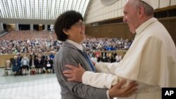 Le pape François embrasse sœur Carmen Sammut, une sœur missionnaire de Notre-Dame d'Afrique à l'issue d'une audience spéciale avec des membres de l'Union internationale des supérieures générales dans la salle Paul VI au Vatican, le 12 mai 2016.