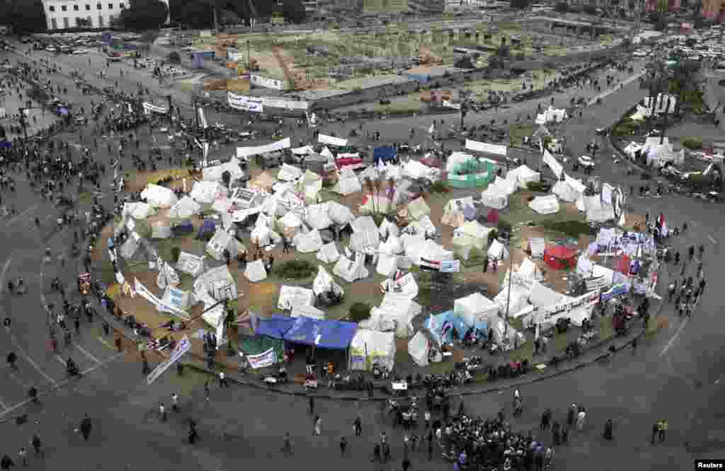 People walk between tents belonging to anti-Morsi protesters, in Tahrir square, Cairo, Egypt, December 4, 2012.