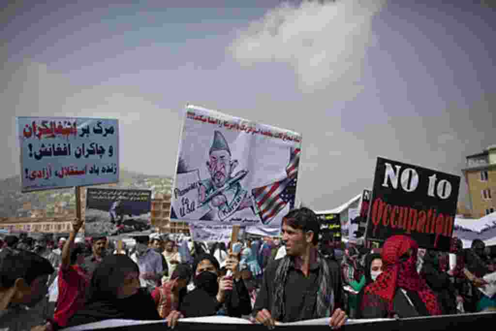 En Kabul, 10 años después de llegar las fuerzas estadounidenses, cientos de afganos protestan contra la presencia de EE.UU.