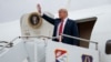 Presiden Amerika Serikat Donald Trump di tangga pesawat Kepresidenan AS 'Air Force One", 4 Oktober 2018. (Foto: dok).