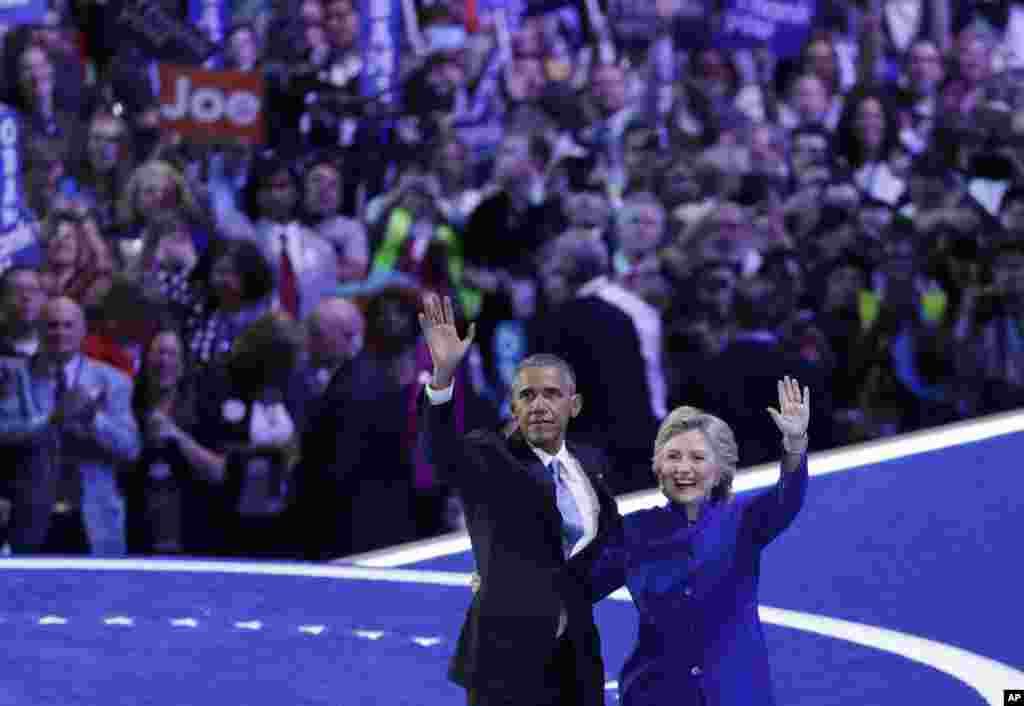 Presiden AS Barack Obama dan kandidat presiden Partai Demokrat Hillary Clinton tampil di panggung konvensi nasional partai di Philadelphia (27/7). (AP/John Locher)