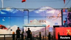 Petugas keamanan berjaga-jaga di gerbang yang diketahui sebagai pusat pendidikan ketrampilan kejuruan di Kabupaten Huocheng di Daerah Otonomi Uighur Xinjiang. (Arsip)