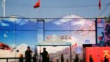 中国保安人员把守在新疆霍城的一处再教育营大门口。（2018年9月3日）