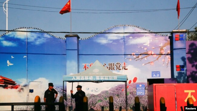 2018年9月3日保安人員把守在新疆霍城的一處再教育營大門口。