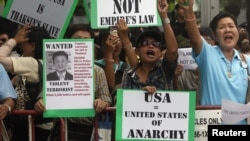 Members of Nation Associate Anti-Corruption Network rally against former Prime Minister Thaksin Shinawatra's visit to America outside the U.S. embassy in Bangkok, August 10, 2012. 