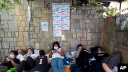 Estudiantes venezolanos en huelga de hambre frente a la Iglesia La Guadalupe, en Caracas.