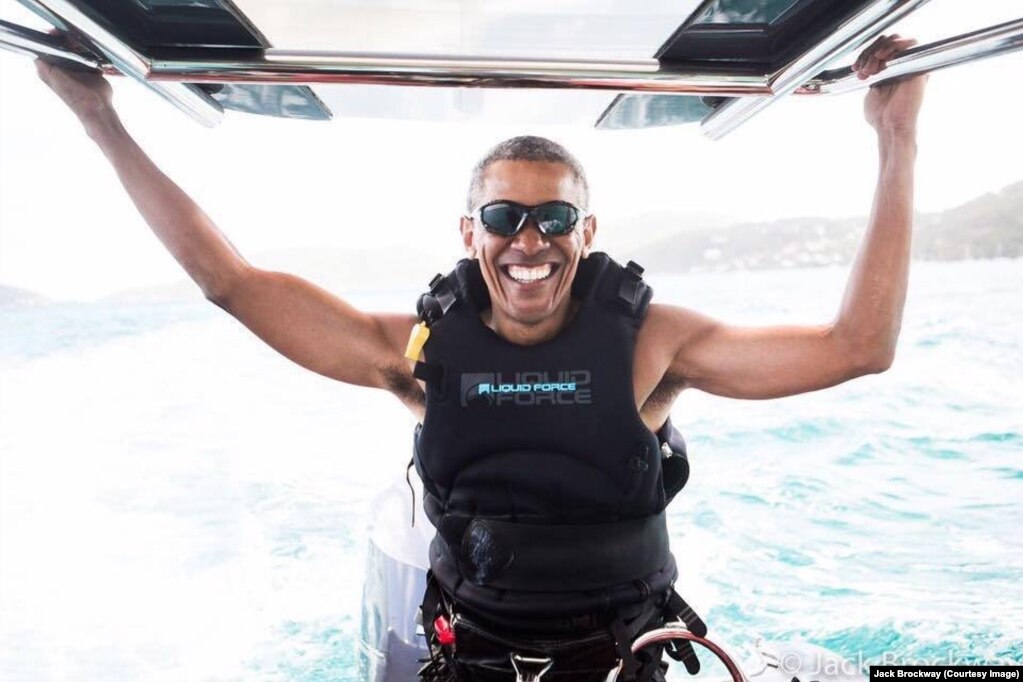 Barack Obama apprend à faire du kitesurf lors de ses vacances sur l&#39;Ile Necker, Hawaï, janvier 2017. (Photo Jack Brockway)