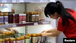 Nhân viên đang trưng bày các sản phẩm Australia trong một cửa hàng ở Sydney ngày 27/1/2016. Các chuyên gia lo ngại Australia có thể bước nào tình trạng suy thoái do ảnh hưởng sự trì trệ của kinh tế Trung Quốc. 