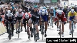 Sam Bennett, of Ireland, crosses the finish line to win the third stage of the Paris Nice cycling race. March 2017. (AP Photo/Laurent Cipriani)