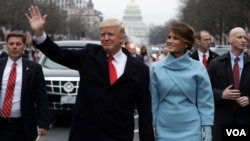 도널드 트럼프 미국 대통령이 20일 취임식 이후 열린 퍼레이드 행사에서 손을 흔들고 있다. 오른쪽은 멜라니아 트럼프 여사. 
