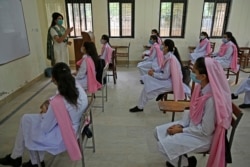 اسلام آباد میں لڑکیوں کے ایک اسکول میں تدریس جاری ہے۔