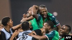 L'attaquant des Comores Ahmed Mogni célèbre avec ses coéquipiers après avoir marqué le deuxième but de son équipe lors du match de football du Groupe C de la CAN 2021 entre le Ghana et les Comores au Stade Roumde Adjia à Garoua, le 18 janvier 2022.