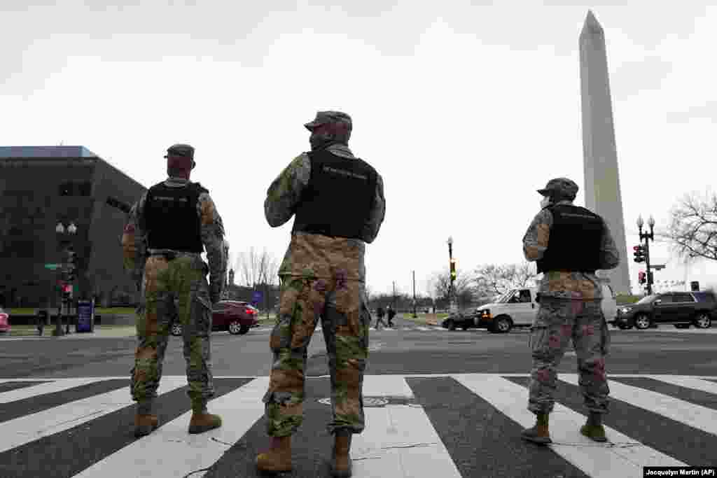 Des membres de la Garde nationale de DC assurent le contrôle de la circulation à une intersection près d&#39;un rassemblement au Freedom Plaza le mardi 5 janvier 2021, à Washington, en soutien au président Donald Trump. (Photo AP / Jacquelyn Martin)