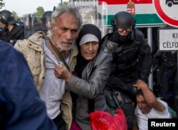 Polisi anti huru-hara Hungaria bentrok dengan pengungsi di Roszke, Hungaria yang berbatasan dengan Serbia (16/9)