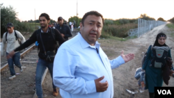 VOA correspondent Luis Ramirez reporting from the Hungarian-Serbian border