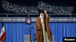 លោក Ayatollah Ali Khamenei មេដឹកនាំ​កំពូល​របស់​អ៊ីរ៉ង់​បក់​ដៃ​ទៅ​អ្នក​ចូលរួម​ នៅ​ពេល​លោក​អញ្ជើញ​ទៅ​ថ្លែង​សុន្ទរកថា​មួយ​នៅ​ក្នុង​ក្រុង​តេហេរ៉ង់ កាលពី​ថ្ងៃទី២ ខែវិច្ឆិកា ឆ្នាំ២០១៧។