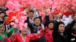 지난 10일 평양 김일성 광장에서 열린 7차 노동당 대회 경축 군중집회에서 북한 주민들이 꽃다발을 흔들고 있다. (자료사진)