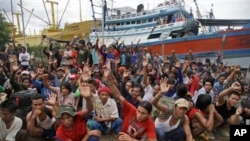 အင်ဒိုနီးရှားနိုင်ငံ၊ ဘန်ဂျီနားကျွန်းပေါ်မှာ ကယ်ဆယ်ထားပြီးတဲ့နောက် အိမ်ပြန်ချင်တဲ့သူ လက်ထောင်ဆိုလို့ လက်ထောင်ပြနေကြတဲ့ မြန်မာရေလုပ်သားတွေ။