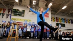 អ្នកស្រី Elizabeth Warren ដែល​ជា​បេក្ខជន​ប្រធានាធិបតី​សម្រាប់​ការ​បោះឆ្នោត​ឆ្នាំ២០២០ របស់​គណបក្ស​ប្រជាធិបតេយ្យ ថ្លែង​នៅ​ក្នុង​ក្នុង​ការ​ប្រមូលផ្តុំ Get Out the Caucus Rally នៅ​ក្នុង​ក្រុង Iowa រដ្ឋ Iowa កាលពី​ថ្ងៃទី១ ខែកុម្ភៈ ឆ្នាំ២០២០។