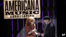 Bonnie Raitt, left, presents the Lifetime Achievement Songwriting Award to Richard Thompson at the 11th annual Americana Honors & Awards, Sept. 12, 2012, in Nashville. (Photo by Wade Payne/Invision)
