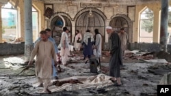 Des personnes évaluent les dégâts à l'intérieur d'une mosquée à la suite d'un bombardement dans la province de Kunduz, dans le nord de l'Afghanistan, le 8 octobre 2021. 