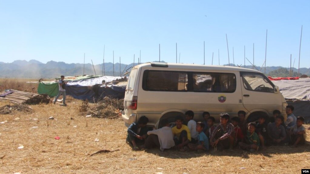 ဝါးေတာင္ စစ္ေရွာင္ဒုကၡသည္စခန္းျမင္ကြင္း။ (ဗီြအိုေအ)