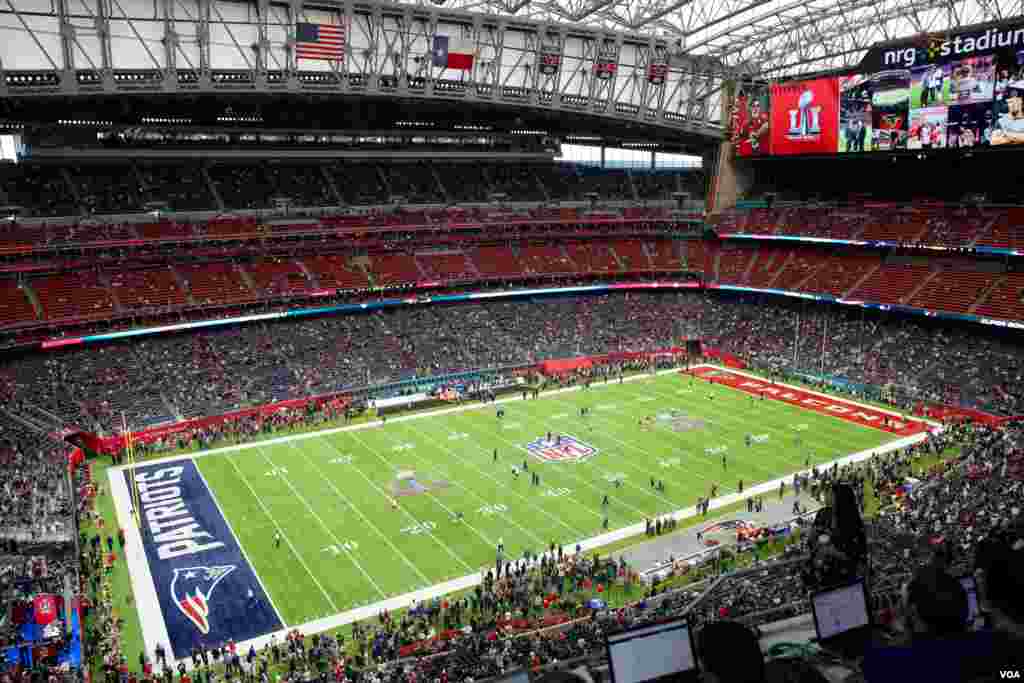 Stadion NRG di Houston, Texas, sejam sebelum dimulainya pertandingan Super Bowl, acara olahraga tahunan terbesar di Amerika Serikat. (VOA/B. Allen)