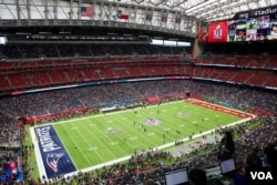 NRG Stadium in Houston, Texas, just an hour before kickoff of the Super Bowl, the biggest annual sporting event in the United States. (B. Allen/VOA)