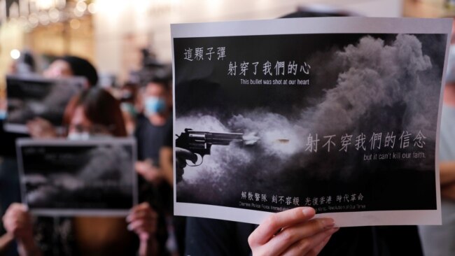 香港民众在铜锣湾集会举牌抗议10月1日港警开枪实弹射中一名中学生。(2019年10月2日)