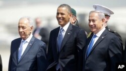 Predsednika Baraka Obamu su na aerodromu dočekali izraelski predsednik Šimon Peres (levo) i premijer Benjamin Netanjahu